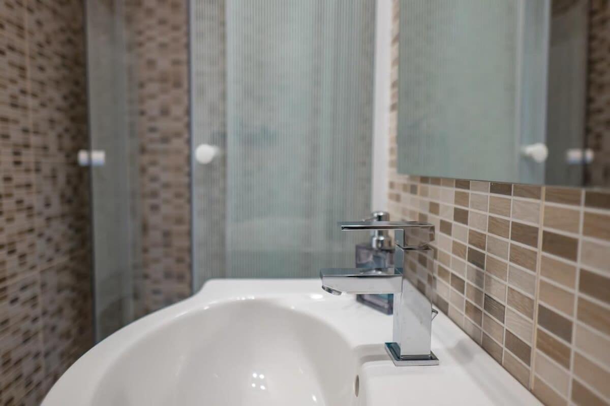 בודפשט Chic Central Flat With River View מראה חיצוני תמונה