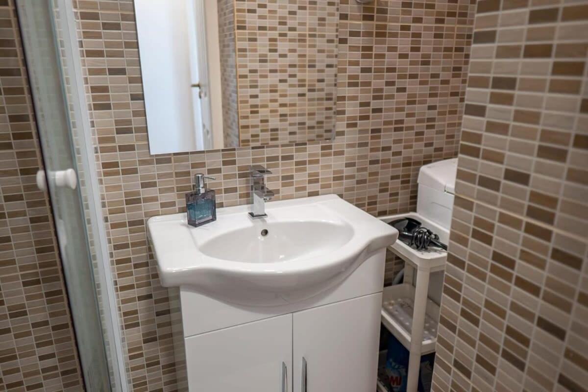 בודפשט Chic Central Flat With River View מראה חיצוני תמונה