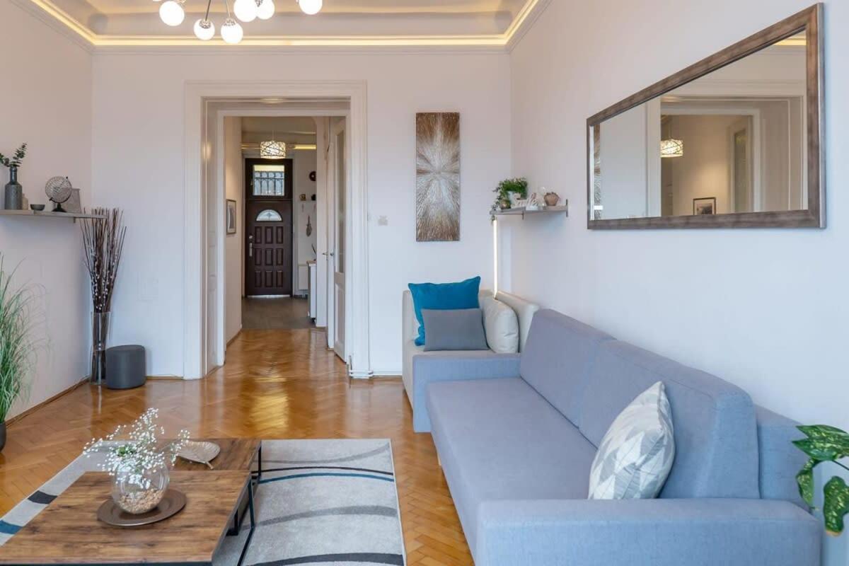 בודפשט Chic Central Flat With River View מראה חיצוני תמונה